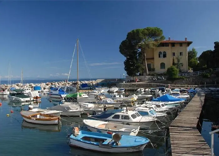 Christina Apartment *